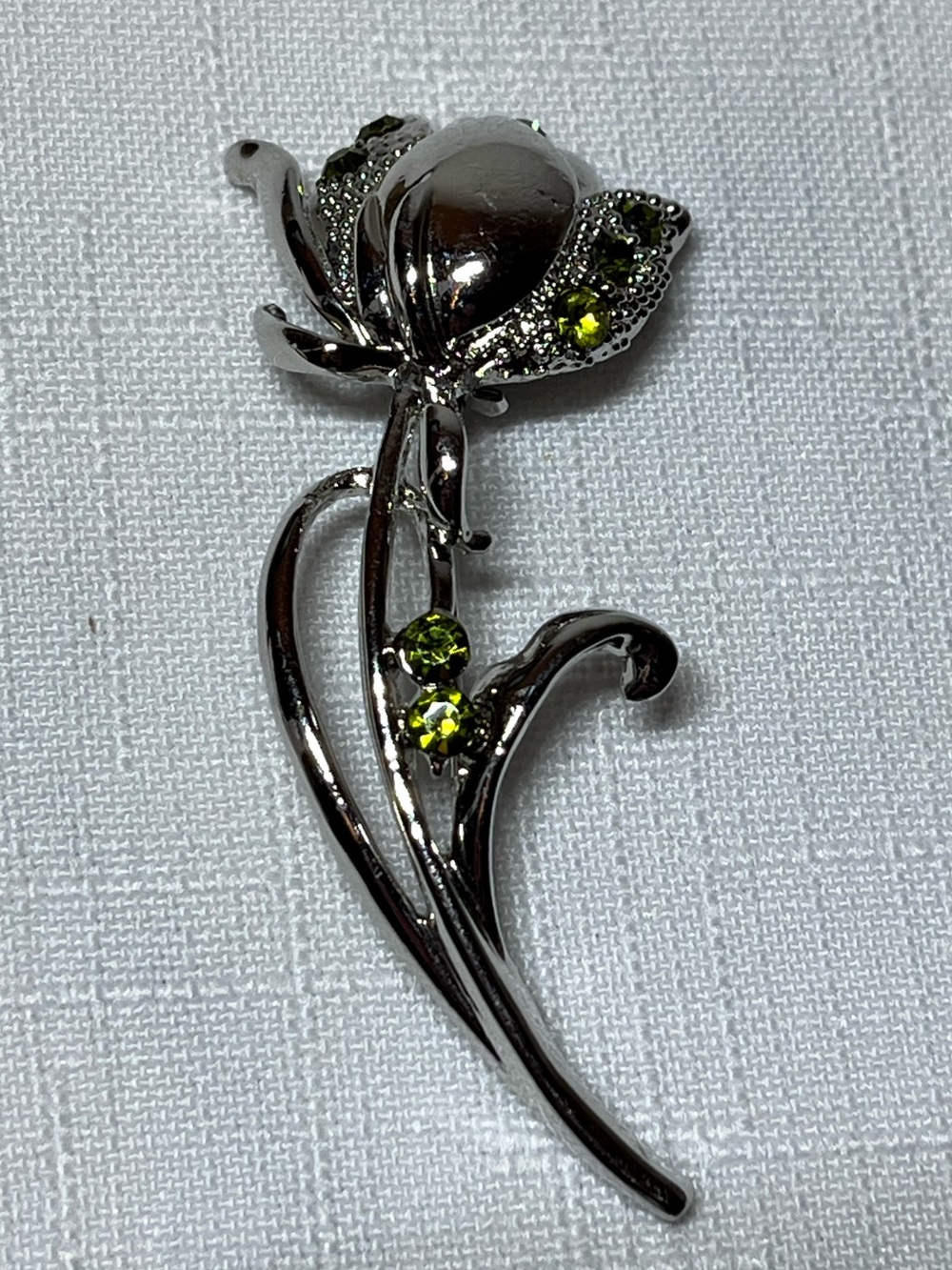 Vintage Silver-Tone Floral Brooch with Peridot Green Accents
